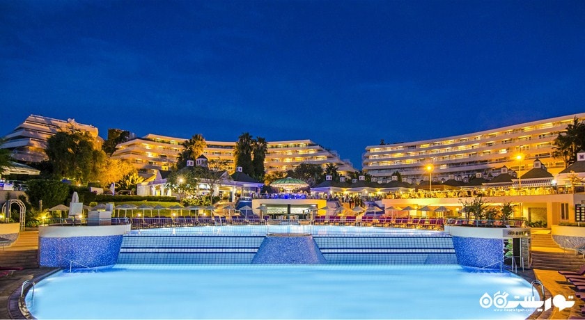 نمای استخر روباز و ساختما هتل